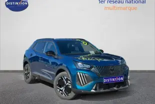 Peugeot 2008 1.2 Hybrid 145ch Allure bleu Obsession en 3/4 avant droit avec calandre verticale distinctive.