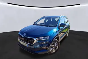 Vue 3/4 avant droite d'un Skoda Karoq bleu métallisé avec calandre chromée et jantes alu 17 pouces.