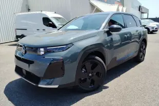 Citroën C5 Aircross Hybride vert Astoria en 3/4 avant droit, avec jantes noires et design moderne marqué.