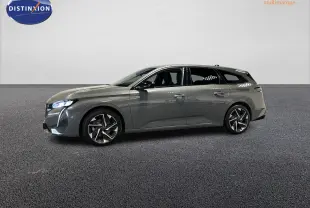Peugeot 308 SW gris Sélénium vue de profil côté gauche, jantes alliage 17 pouces et feux LED avant allumés.