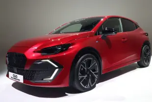 Renault Clio VI TCe 115ch Techno rouge vue 3/4 avant droit avec feux LED en forme de C et jantes noires.