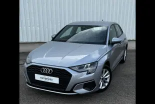 Audi A3 Sportback gris Manhattan métallisé vue 3/4 avant mettant en valeur sa calandre hexagonale noire et ses phares LED.