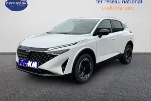 Nissan Qashqai blanc nacré métal en 3/4 avant droit, avec calandre noire et jantes noires distinctives.