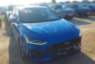 Ford Focus 1.0 EcoBoost MHEV 155CV bleu vue 3/4 avant avec calandre noire et feux LED allumés.