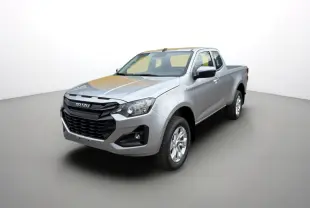Isuzu D-MAX 2.2 TD 164 Space Evolution 2026 en mercury silver, vue 3/4 avant droit avec calandre noire marquée.