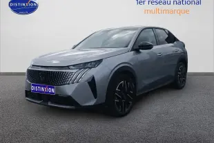 Peugeot 3008 gris Artense en 3/4 avant droit, avec calandre distinctive et jantes alu noires.