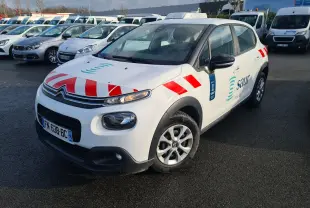 Citroën C3 Société blanche vue 3/4 avant droit avec marquages rouges et logo Saur sur porte.