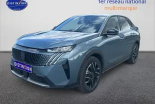 Peugeot 3008 bleu en 3/4 avant droit, avec calandre distinctive et jantes alliage noires.