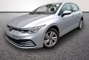 Volkswagen Golf gris clair vue 3/4 avant droit, avec phares LED et jantes alliage cinq branches.