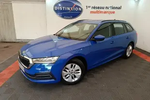 Vue 3/4 avant droite d'une Skoda Octavia break 2024 bleu vif avec jantes alliage et calandre noire brillante.