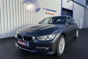 BMW Série 3 320D gris vue 3/4 avant droit avec jantes alliage et calandre caractéristique BMW.