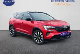 Renault Austral rouge flamme en vue 3/4 avant droit, avec jantes alliage et toit noir contrasté.