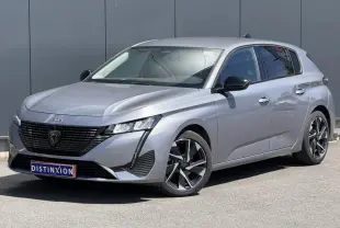 Peugeot 308 Hybrid gris Artense vue 3/4 avant droit, avec jantes alliage et signature lumineuse LED distinctive.