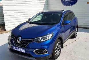 Renault Kadjar 1.5 DCI 115 Intens EDC bleu iron vu en 3/4 avant droit avec calandre et phares LED visibles.