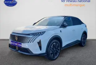 Peugeot 3008 blanc en 3/4 avant droit avec toit noir et calandre distinctive à LED.