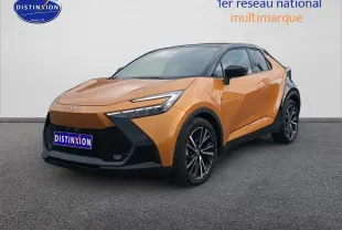 Toyota C-HR hybride 2025 or et noir en 3/4 avant droit avec jantes alu et toit noir panoramique.