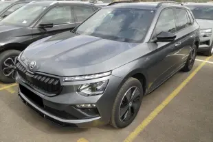 Vue 3/4 avant droite d'un Skoda Kamiq TSI 116 DSG7 Monte-Carlo gris graphite avec jantes noires et toit panoramique.