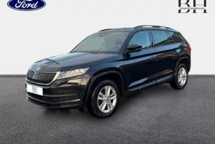 SUV Škoda Kodiaq noir Magic Nacré vu en 3/4 avant droit avec jantes alu et barres de toit visibles.