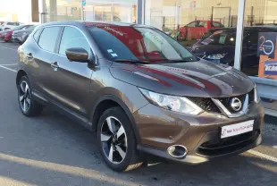 Nissan Qashqai bronze Ultime en 3/4 avant droit, mettant en valeur ses jantes noires et son design compact.
