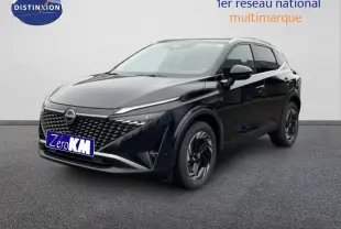 Nissan Qashqai noir perle métal en 3/4 avant droit, avec calandre distinctive et jantes modernes.