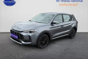 Vue 3/4 avant d’un MG ZS Hybrid gris 2026 avec jantes noires et calandre noire distinctive.