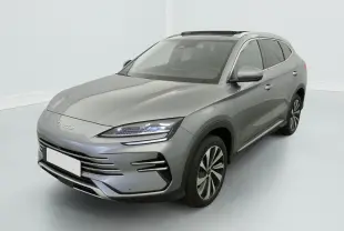 Vue 3/4 avant d’un SUV BYD SEAL U gris métallisé avec phares LED et jantes alliage bicolores.