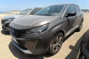 Peugeot 3008 gris platinium en 3/4 avant droit, avec calandre noire et jantes alliage bi-ton diamantées.
