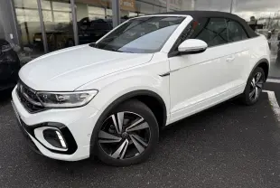 Volkswagen T-Roc Cabriolet blanc vue 3/4 avant droit avec toit noir et jantes R-Line distinctives.