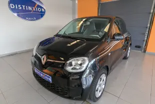Renault Twingo III noir vue 3/4 avant droit en intérieur, avec logo distinctif sur calandre et jantes argentées.