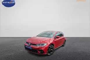 Volkswagen Polo rouge métallisé vue 3/4 avant droit avec jantes alliage 17 pouces sur fond neutre.