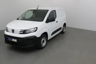 Peugeot Partner blanc en vue 3/4 avant droit, avec pare-chocs noir et jantes acier simples.
