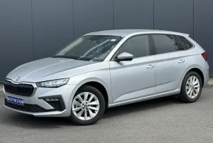 Vue 3/4 avant droite d'une Skoda Scala gris reflex avec jantes alliage 16 pouces et vitres surteintées.