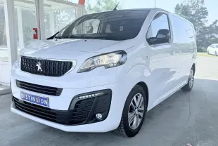Vue 3/4 avant droit d’un Peugeot Expert cabine approfondie blanc, avec calandre noire et jantes alliage.