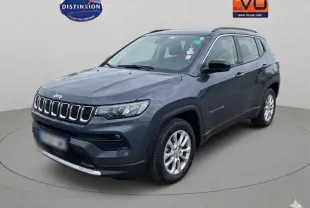 Jeep Compass bleu en vue 3/4 avant droit, avec jantes alliage 18 pouces et calandre distinctive à sept ouvertures.