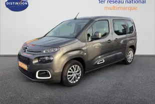 Vue 3/4 avant droit d'un Citroën Berlingo Multispace gris platinium avec protections latérales blanches et jantes alliage.