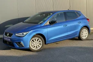 SEAT Ibiza TSI 115 FR bleu saphir vue 3/4 avant droit avec jantes alliage et phares LED triangulaires