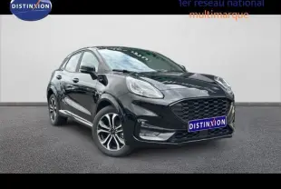 Ford Puma 2024 noir Agate métallisé en 3/4 avant droit, version ST-Line avec calandre et jantes distinctives.