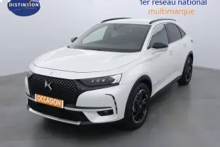 DS7 Crossback E-TENSE blanc nacré en 3/4 avant droit, avec calandre noire et jantes noires distinctives.