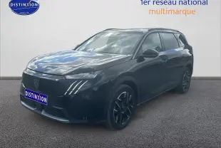 Peugeot 5008 Hybrid 145 allure e-dcs6 noir vue 3/4 avant avec phares LED et jantes alu noires.