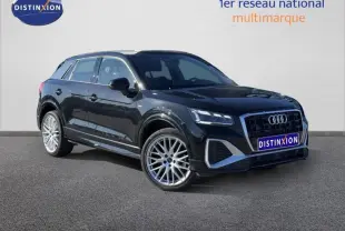 Audi Q2 30 TDI S line noir Mythic métallisé en 3/4 avant droit avec jantes alu et calandre noire distinctive.