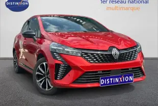 Renault Clio 2025 Rouge Flamme vue 3/4 avant droit avec calandre chromée et jantes alu noires.