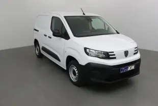 Peugeot Partner blanc en vue 3/4 avant droit, avec pare-chocs noir et jantes acier simples.