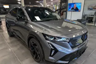 Renault Rafale gris schiste en vue 3/4 avant droit, avec calandre noire et jantes noires en concession.