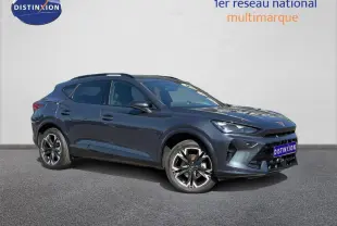 CUPRA Formentor gris magnétique métallisé en 3/4 avant droit, avec jantes alu noires et détails sportifs visibles.