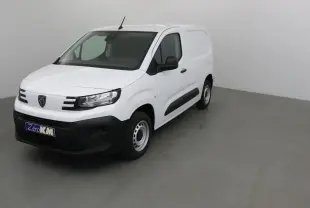 Peugeot Partner blanc en vue 3/4 avant droit, utilitaire compact avec pare-chocs et protections noires visibles.