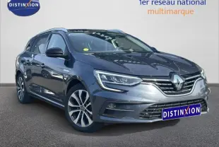 Renault Mégane Break gris titanium vue 3/4 avant droit avec jantes alu et calandre chromée visible.