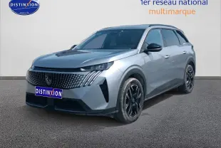 Peugeot 5008 Hybrid 145 gris artense en 3/4 avant droit, avec calandre distinctive et jantes noires.