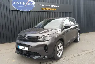 Citroën C5 Aircross gris platinium en 3/4 avant droit, avec calandre noire et jantes alliage 5 branches.