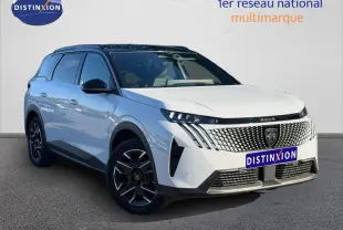 Peugeot 5008 Hybrid blanc Okénite vue 3/4 avant droit avec calandre distinctive et jantes noires.