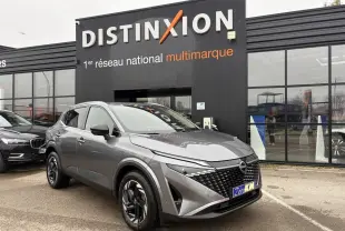 Nissan Qashqai III 1.5 Hybrid E-Power gris foncé, vue 3/4 avant avec calandre noire et jantes alliage 18 pouces.